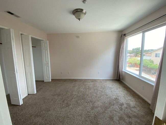 Building Photo - Spacious 3 Bedroom, 2.5 Bathroom Marina To...