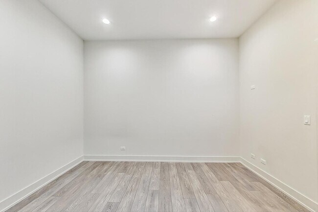 Building Photo - 847 N Larrabee St