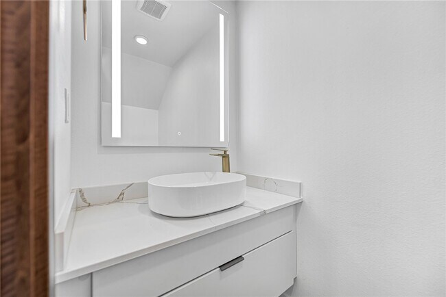 Building Photo - 1118 Emilia Ave