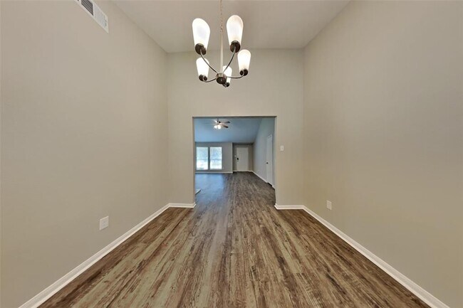 Building Photo - 2403 Pine Cone Dr