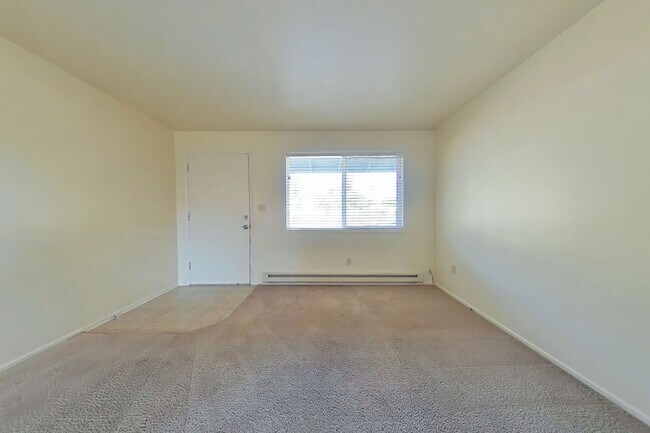 Building Photo - 2 Bedroom Apartment ~ Close to Campus ~ Sm...
