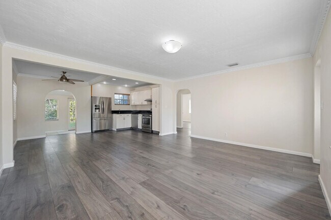 Building Photo - 1535 Plunkett St