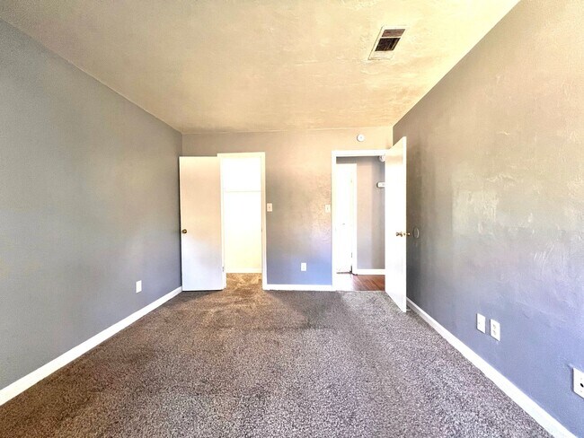 Building Photo - Super house on large private lot