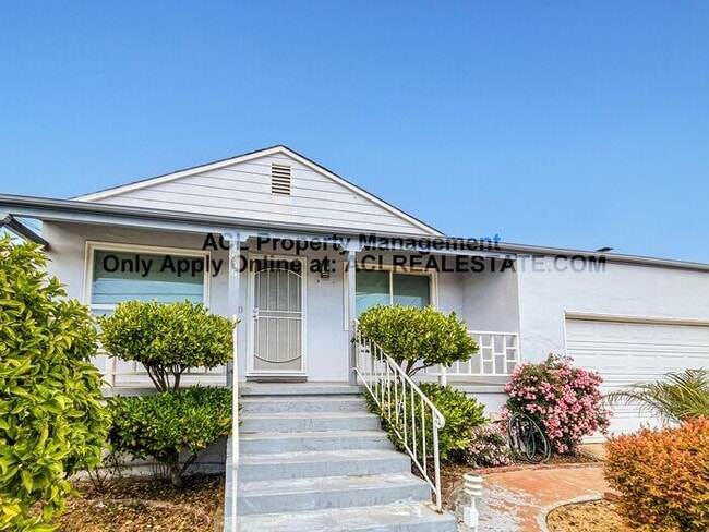 Building Photo - Charming 3-Bedroom Home with Lush Backyard...