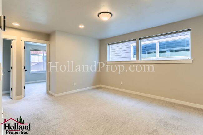 Building Photo - Modern Stylish 3-Bed Home in Prime Hillsbo...