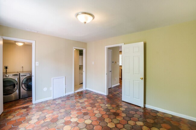 Building Photo - Beautiful Three Bedroom in Washington Square West