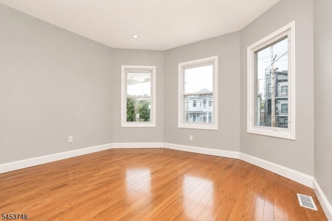 Building Photo - 734 Summer Ave
