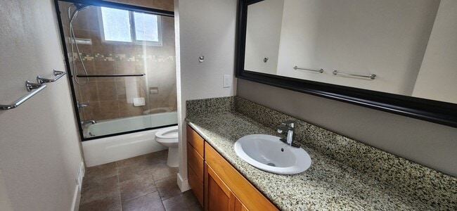 Building Photo - Beautiful 3 Bedroom 2 Bathroom Duplex in Desirable Greenhaven/Pocket Neighborhood