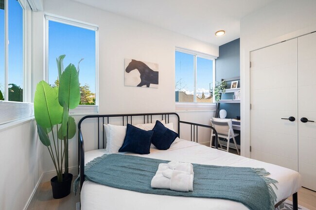 Building Photo - 4510 1st Ave NE