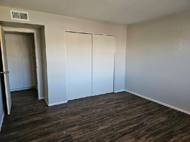 Building Photo - Fantastic 2bdrm condo Union Hills and 19th...