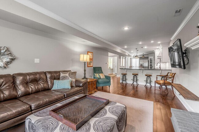 Building Photo - 500 Laketower Dr