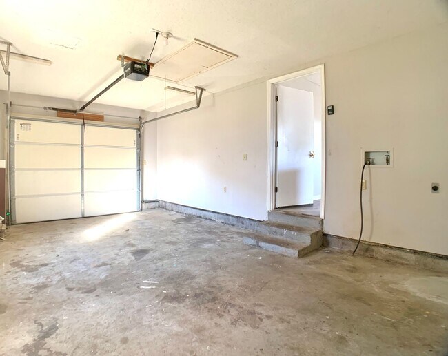 Building Photo - 102 Nuthatch Cir