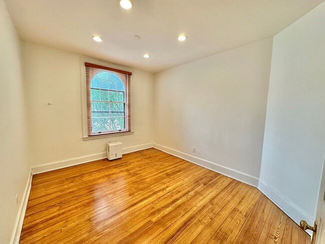 Building Photo - Historic Georgetown Sunny 2 Bedroom 1.5 Ba...