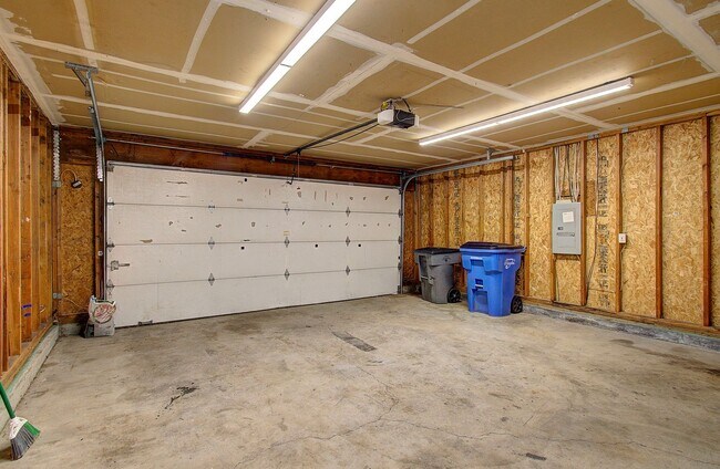 Building Photo - This one level charmer won't last long! 3 bedrooms, 2 baths, fully fenced yard, pets welcome!