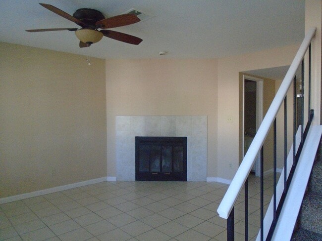 Building Photo - QUAILWOOD CUTIE IN GATED COMMUNITY!!!