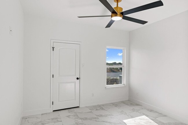 Building Photo - 206 E Persimmon Dr