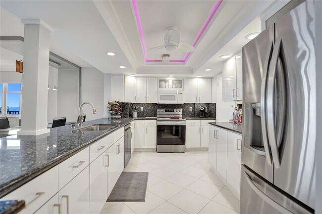 Building Photo - 1150 Hillsboro Mile Unit 1016