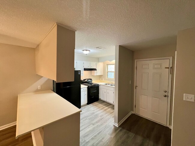 Building Photo - AVAILABLE JUNE (NO PETS PERMITTED)