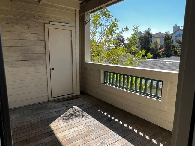 Building Photo - Spacious 2BR/2BA Redwood Shores Condo with Balcony, Natural Light & Garage Parking