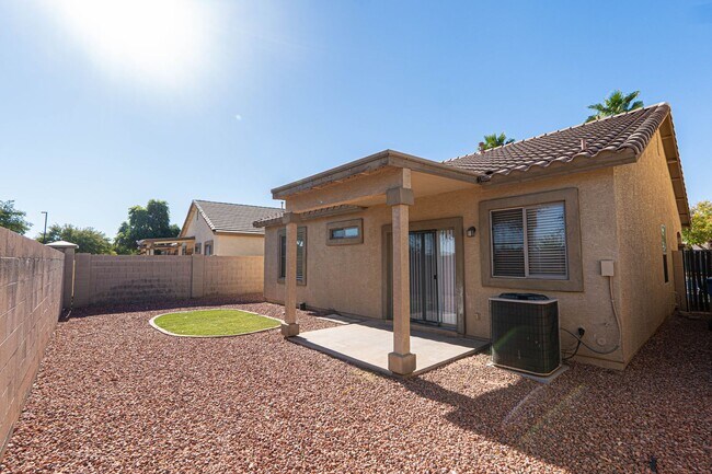Building Photo - Move in READY! Perfect 3 bed/ 2 bath home ...
