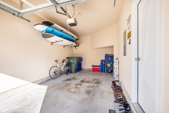 Building Photo - 3BR Open Floor Plan with Garage in Captain...