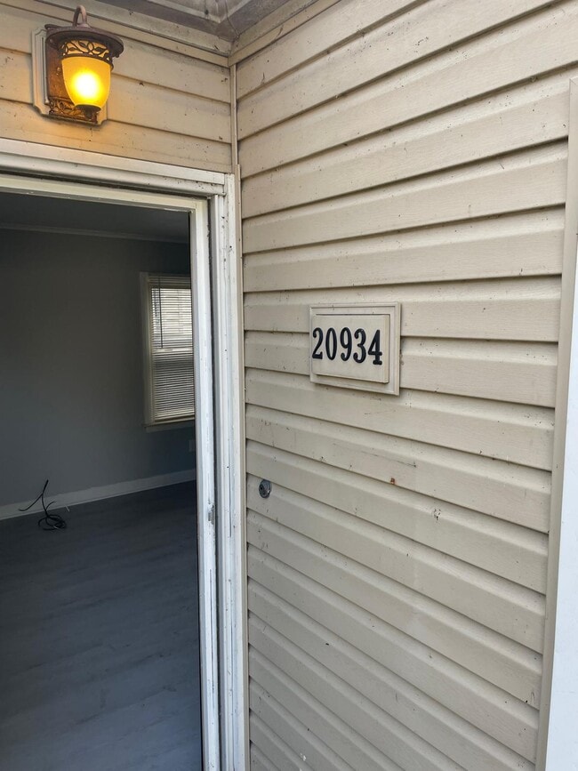 Primary Photo - 20934 Hollywood St