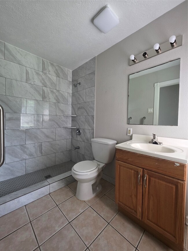 Building Photo - 705 N Circle Dr