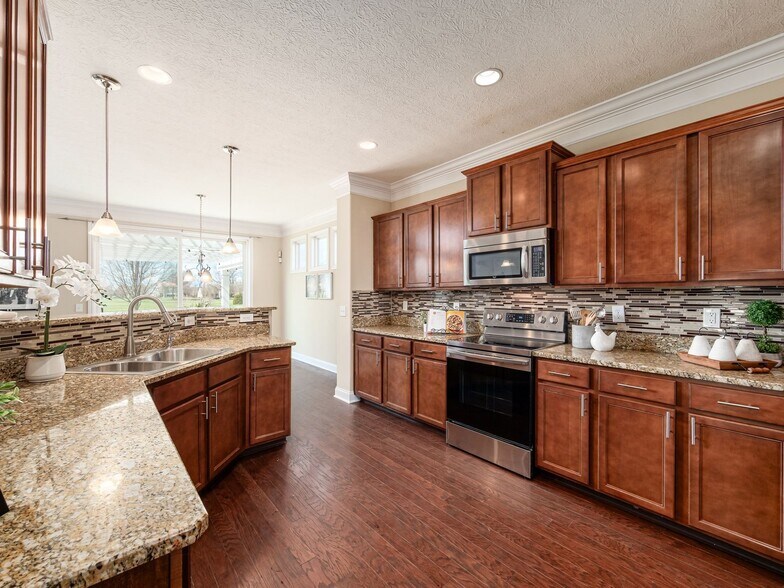 Building Photo - 1104 Balmoral Dr