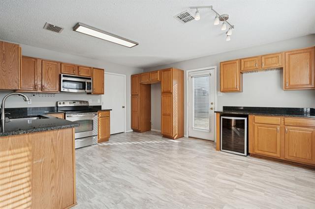 Building Photo - 8201 Canoe Ridge Ln