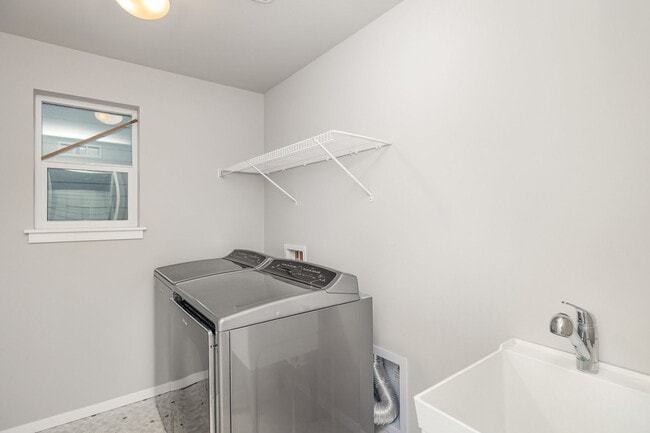 Building Photo - Modern home with 4 bed 2.5 bath available ...
