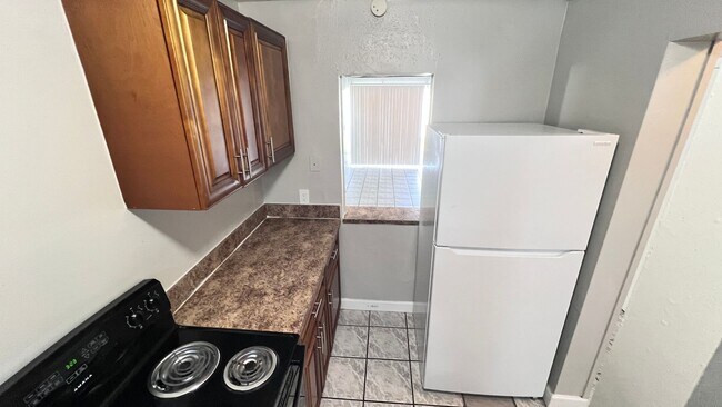 Building Photo - Lovely 2 Bedroom, 1 Bathroom Home in the G...