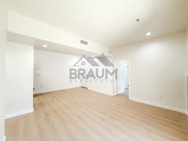 Building Photo - 10849 Fruitland Dr