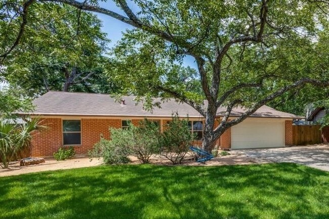 Primary Photo - 1903 Boxwood Ct