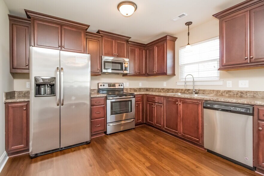 Building Photo - 8427 Manor Farm Dr