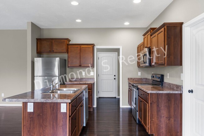 Building Photo - MOVE IN SPECIAL - $2000 GIFT CARD TO ANYWH...