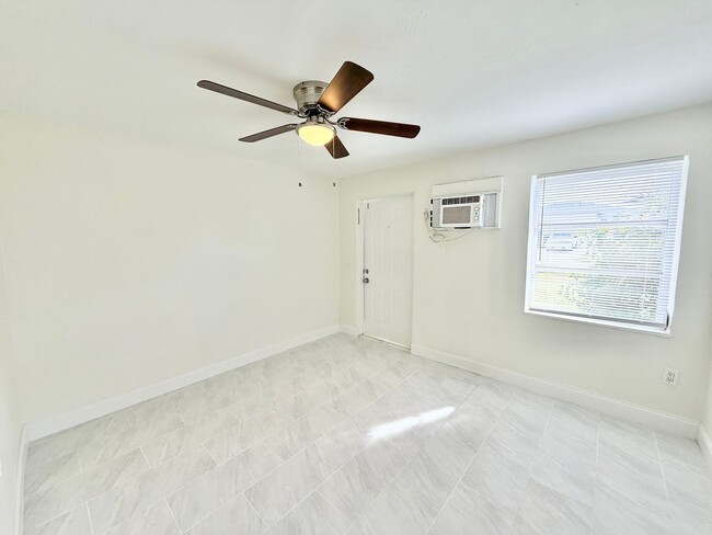 Building Photo - 618 6th Ave