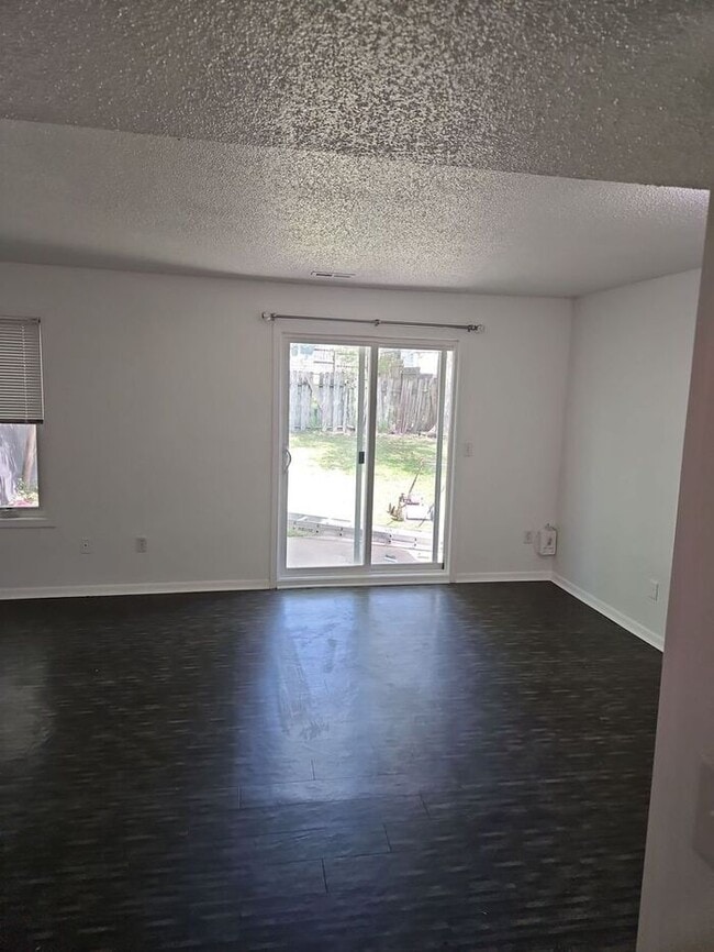 Building Photo - **Charming 3-Bedroom Duplex with Modern To...