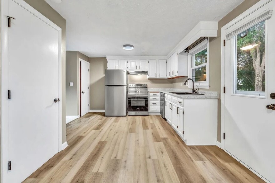 Kitchen - 375 Bridgton Rd