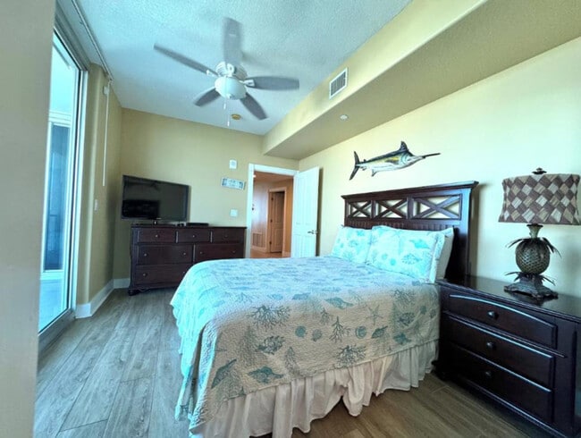 Building Photo - 521 W Beach Blvd