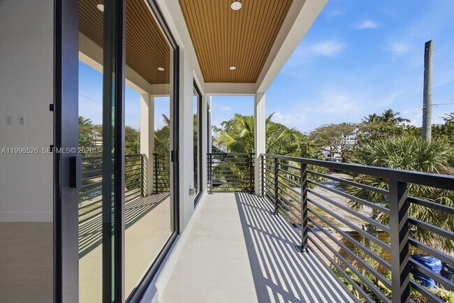 Building Photo - 1337 NE 13th Ave