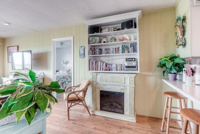 Building Photo - VINTAGE BEACHFRONT COTTAGE PERFECT FOR COZ...