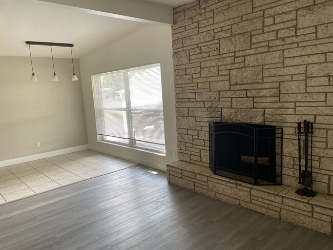 Building Photo - 3/1 -1/2 POOL HOME IN CASSELBERRY