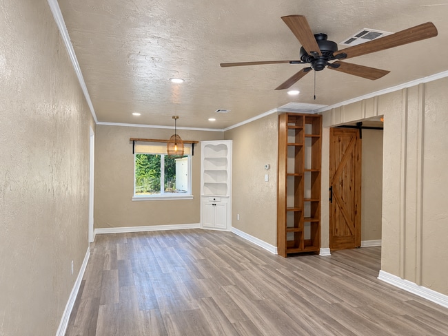 Building Photo - Charming 2 Bed 1 Bath
