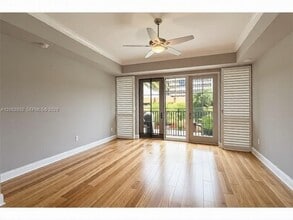 Building Photo - 300 Beach Dr NE