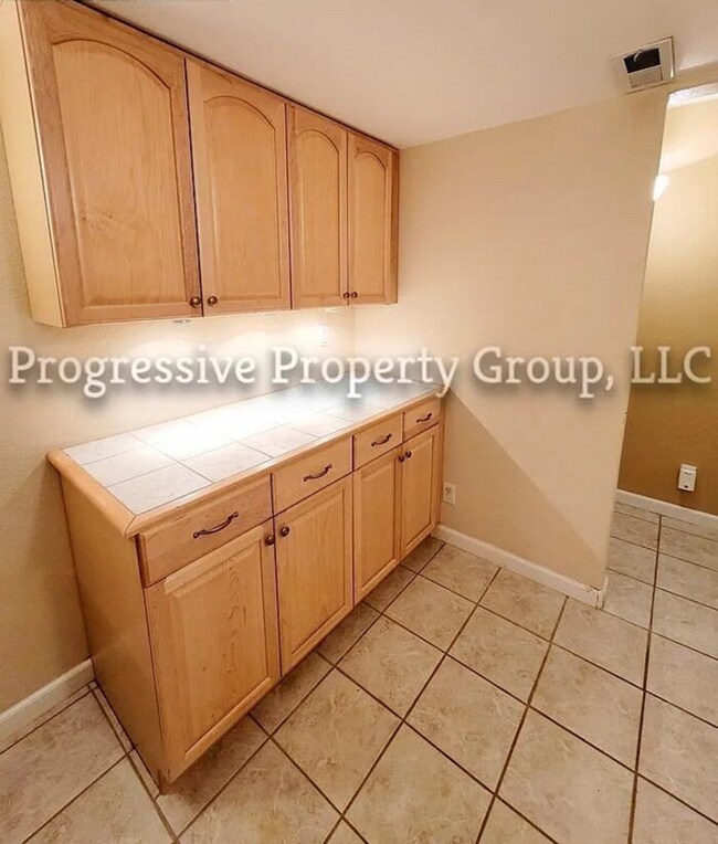 Building Photo - Beautiful 4-Bedroom Gem in the Heart of Br...