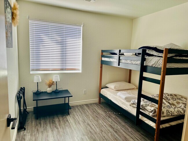 Building Photo - 2745 E Hartford Ave