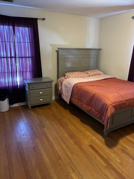 Private bedroom #4 - 213 Knoll Dr