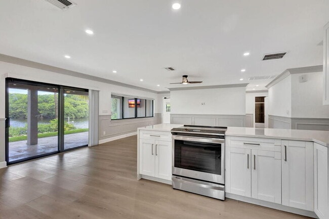 Building Photo - 400 Venice Dr