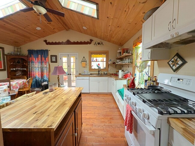 Building Photo - Short term fully furnished rental in Knoxv...