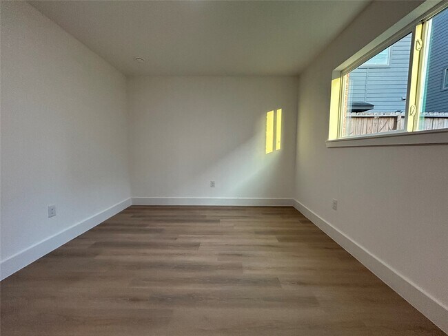 Building Photo - 2607 Live Oak St
